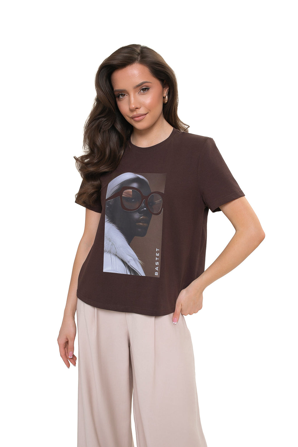 Bawełniany T-shirt damski Bastet Girl w brązowym odcieniu, z poduszkami na ramionach i komfortowym dopasowaniem | Spironik.pl