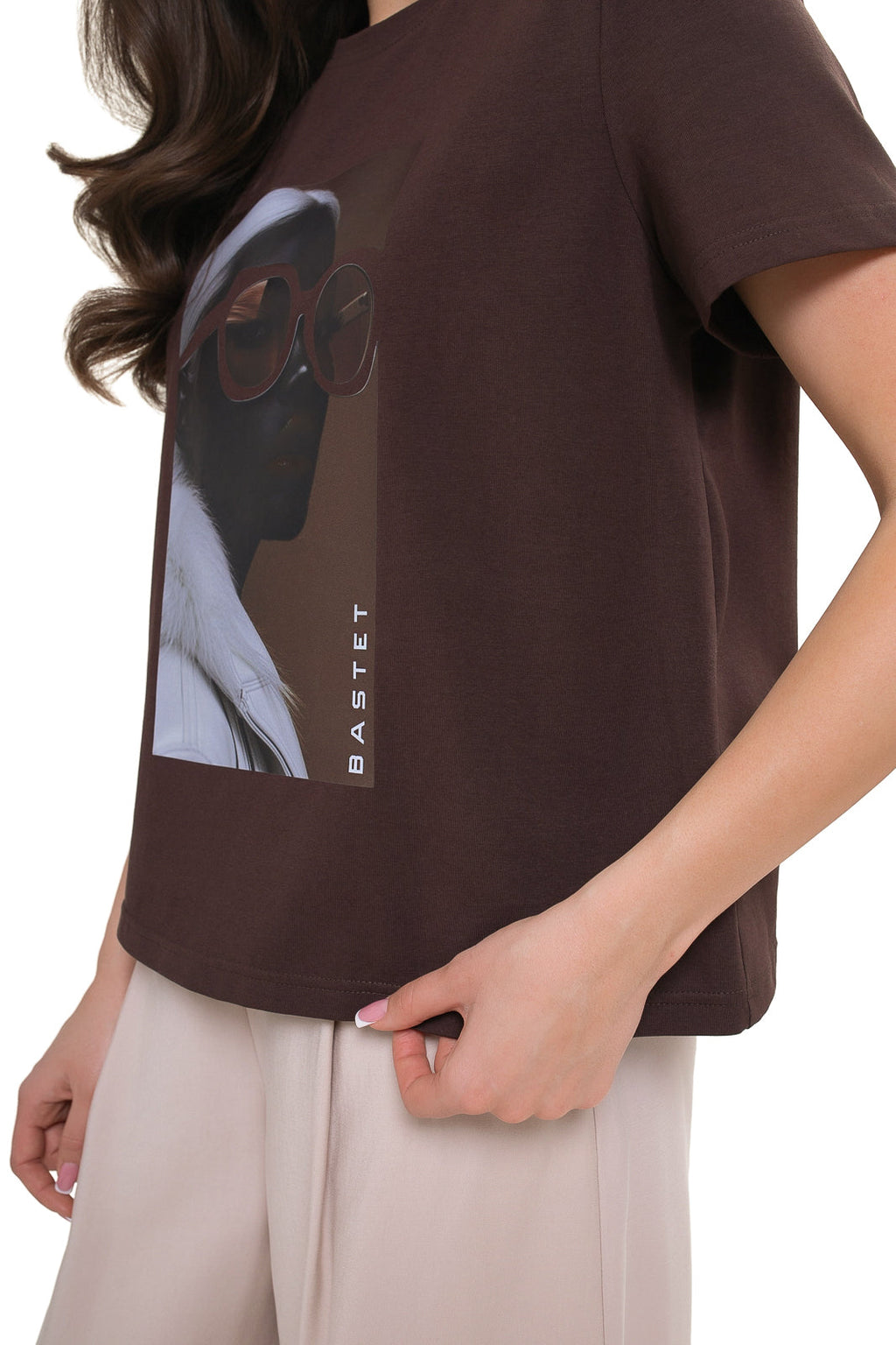 Bawełniany damski T-shirt Bastet Girl w kolorze brązowym z nadrukiem i wszytymi poduszkami na ramionach | Spironik.pl