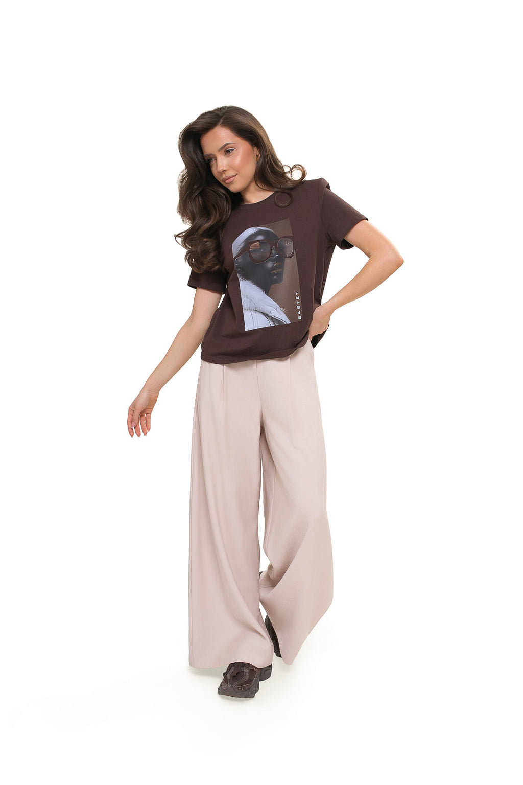 Nowoczesny damski T-shirt Bastet Girl w brązowym kolorze, z prostym krojem i efektownym nadrukiem na przodzie | Spironik.pl