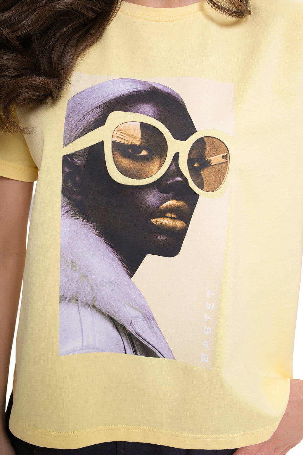 Żółty T-shirt damski Bastet Girl z krótkim rękawem i modnym artystycznym nadrukiem na przodzie | Spironik.pl