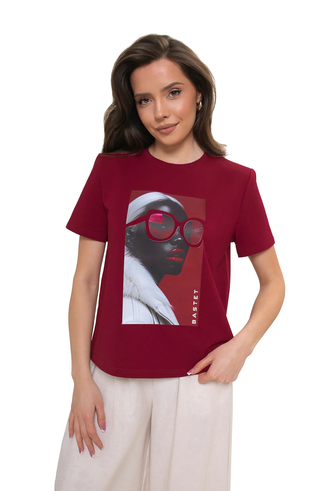 Damska bluzka Bastet Girl bordowa, bawełniana z elastanem, prosty krój i efektowny nadruk na przodzie | Spironik.pl