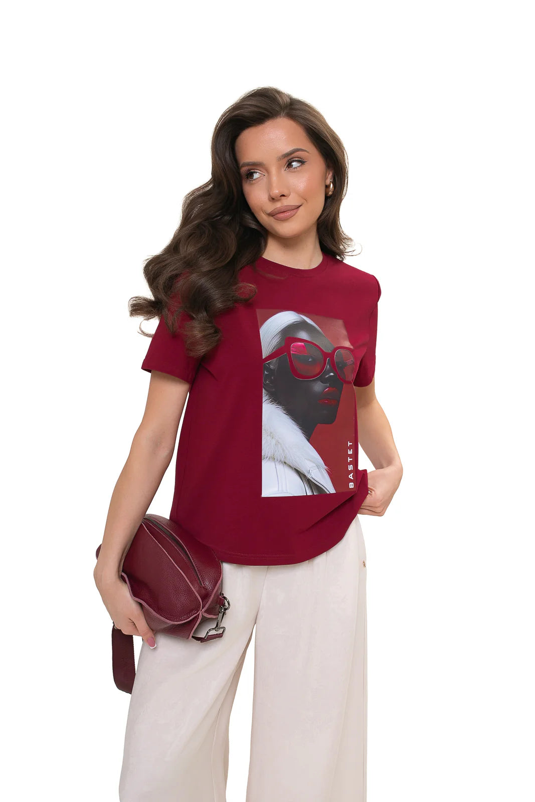 Bordowy T-shirt damski Bastet Girl z krótkim rękawem, bawełny z elastanem, z modnym artystycznym nadrukiem | Spironik.pl
