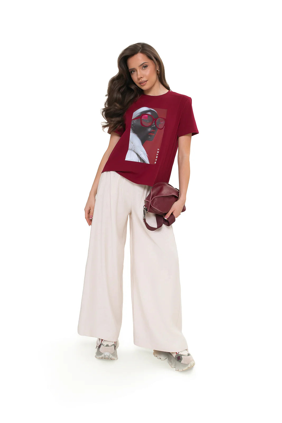 Nowoczesny bordowy T-shirt damski Bastet Girl z poduszkami na ramionach i komfortowym dopasowaniem do sylwetki | Spironik.pl