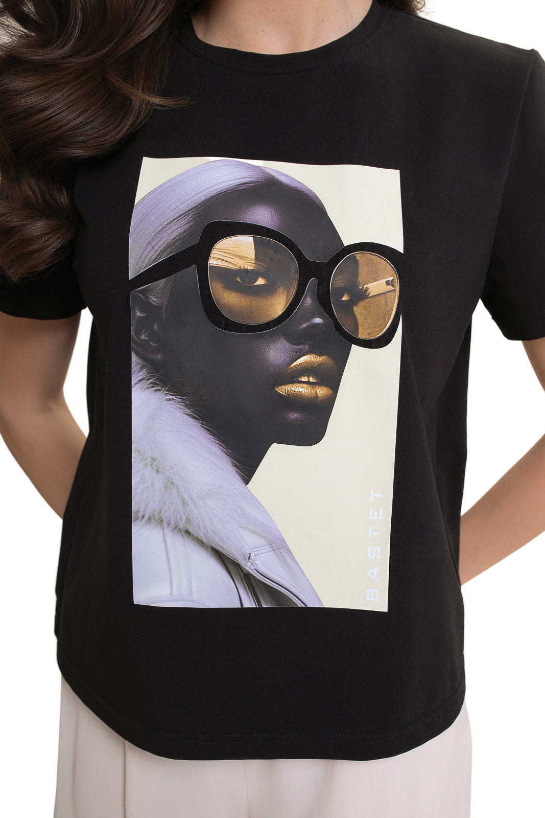 Czarny bawełniany T-shirt damski Bastet Girl z modowym nadrukiem, idealny do casualowych outfitów | Spironik.pl