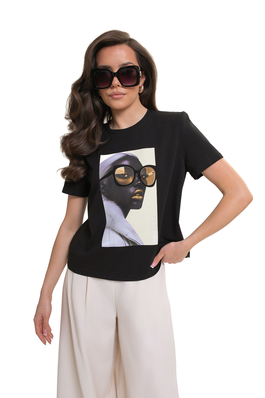Czarny bawełniany T-shirt damski Bastet Girl z nadrukiem i wszytymi poduszkami na ramionach | Spironik.pl