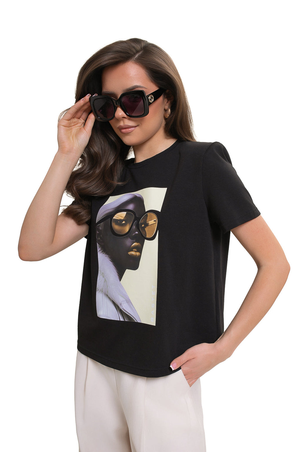 Nowoczesny damski T-shirt Bastet Girl w kolorze czarnym z krótkim rękawem i modnym nadrukiem | Spironik.pl