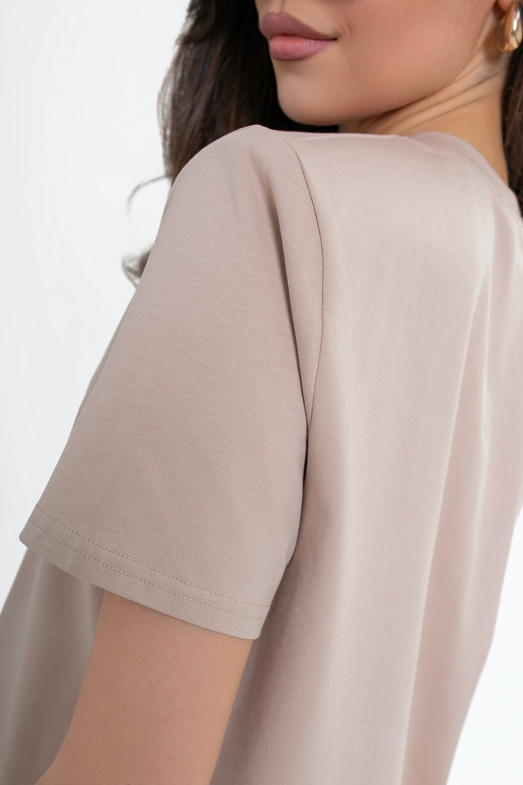 Elegancka bluzka basic z elastycznej bawełnianej dzianiny z delikatnym dekoltem plisowanym | Bastet | Spironik.pl