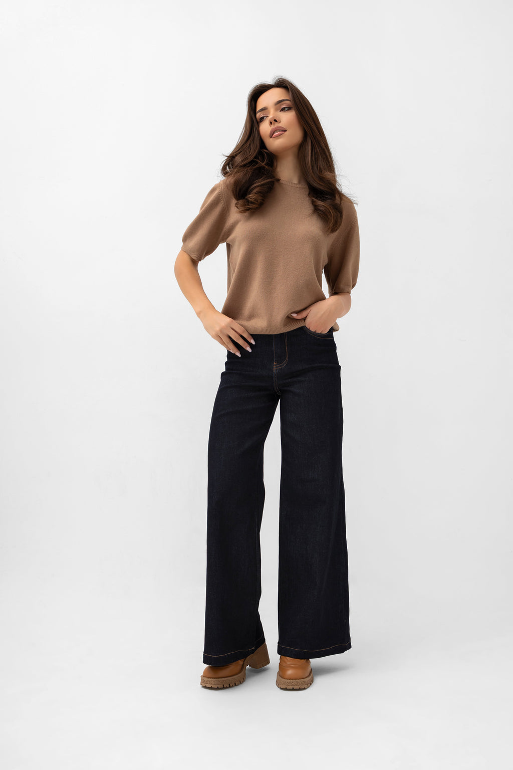 Elegancka bluzka sweterkowa z krótkim rękawem, idealna do casualowych i eleganckich stylizacji | Bastet | Spironik.pl