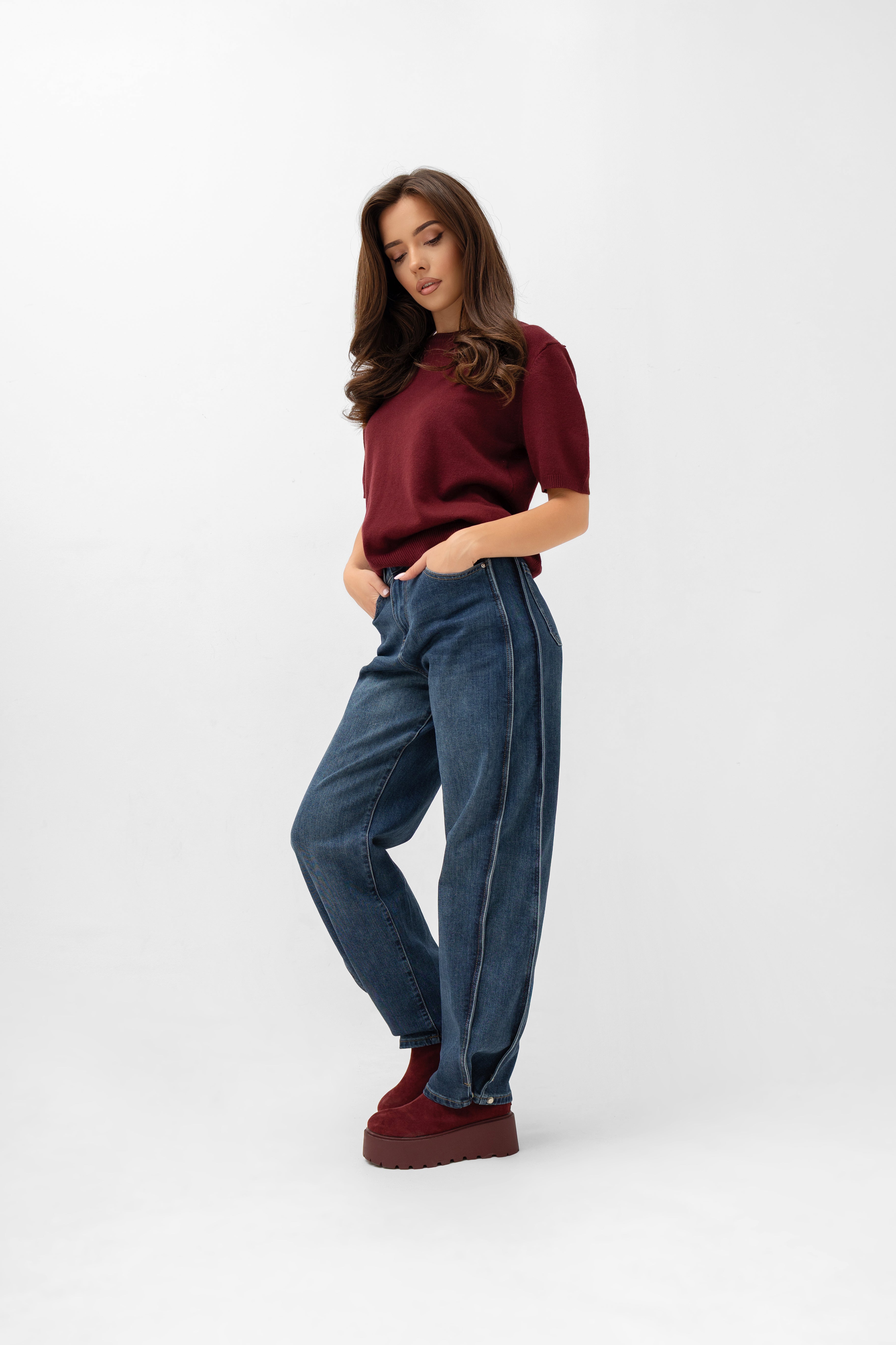 Elegancka bluzka sweterkowa z krótkim rękawem w burgundowym odcieniu, idealna do casualowych stylizacji | Bastet | Spironik.pl