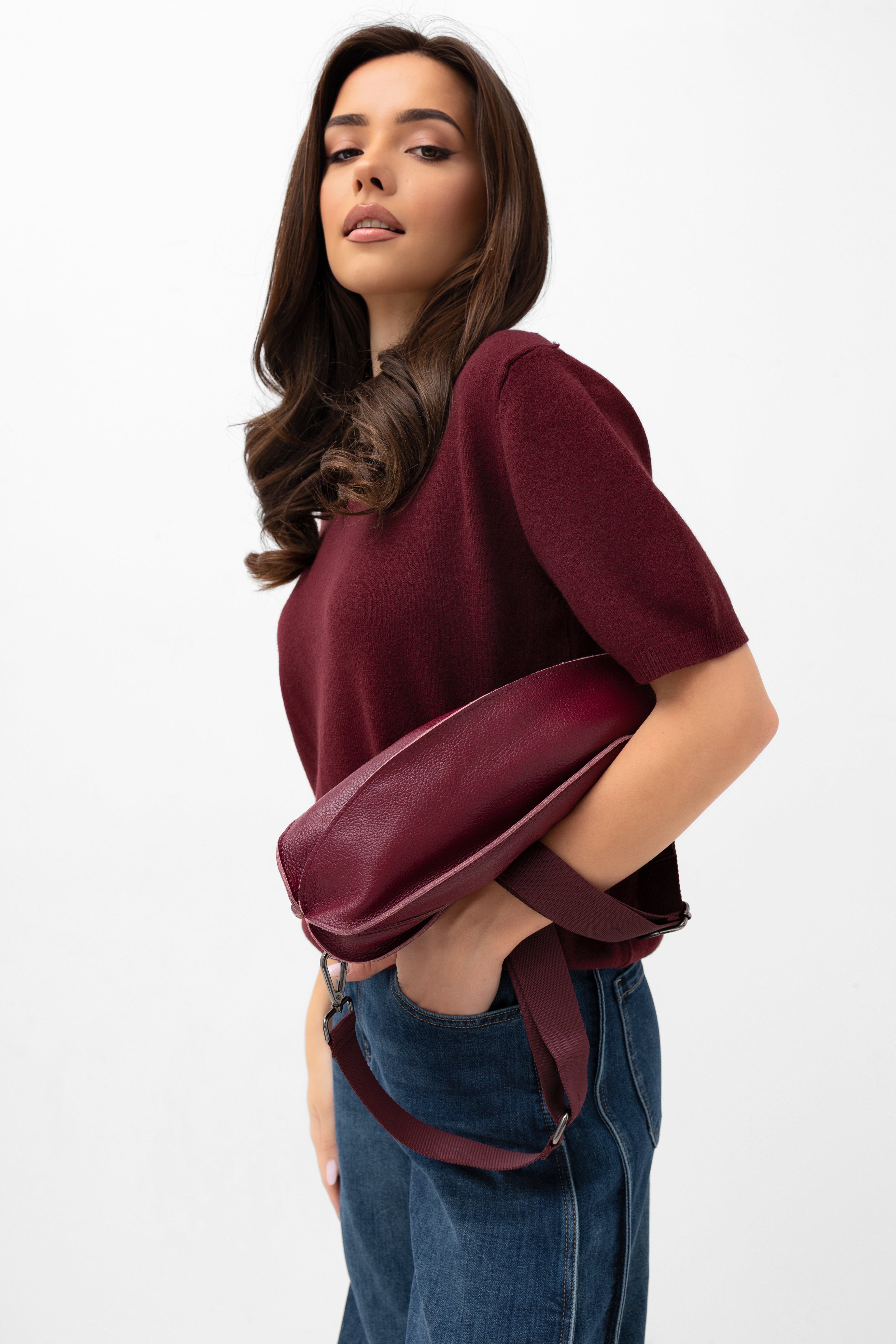 Krótki rękaw i półokrągły dekolt bluzki sweterkowej w kolorze burgundowym z limitowanej kolekcji Bastet | Spironik.pl
