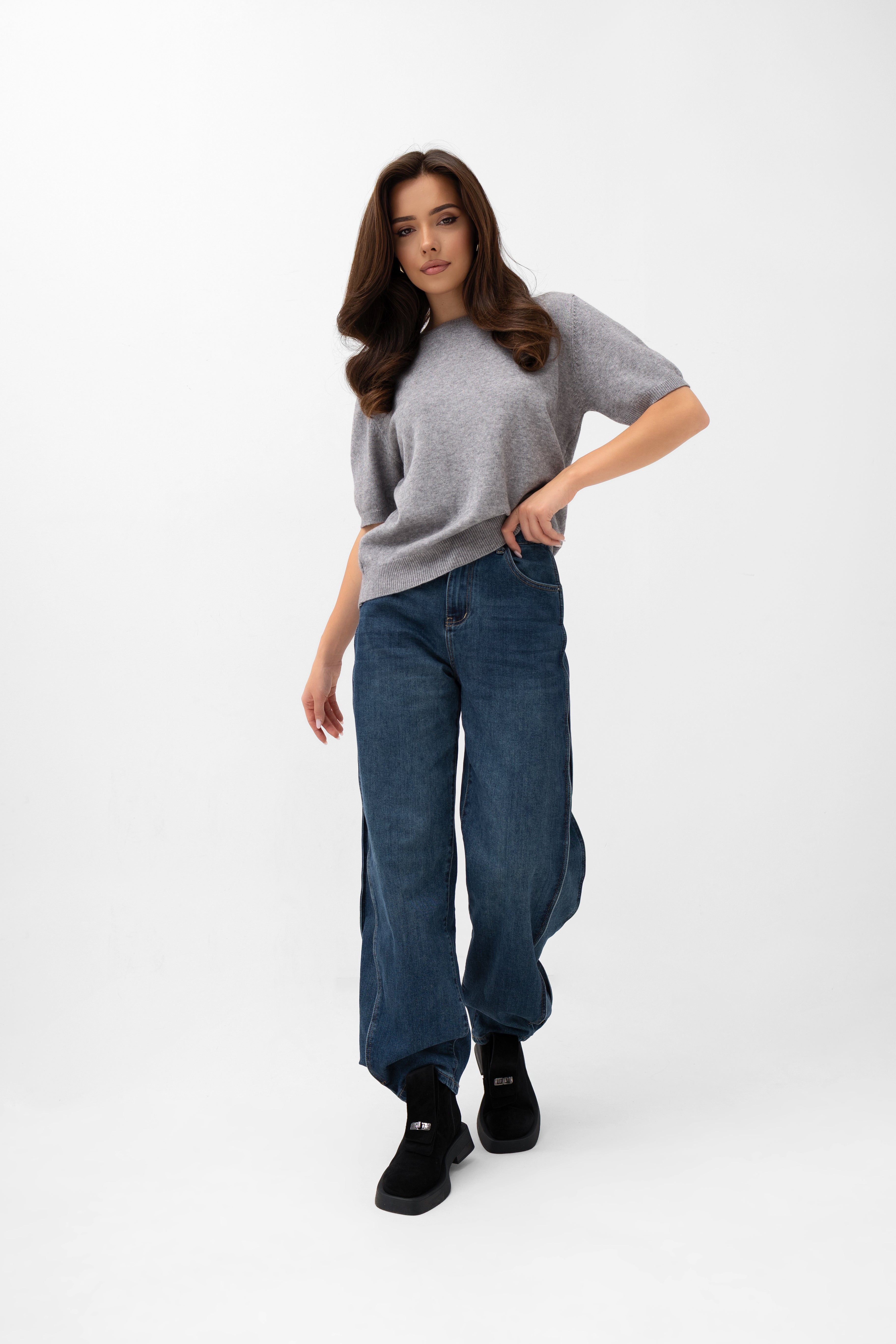 Szara bluzka sweterkowa z krótkim rękawem, idealna do casualowych i eleganckich stylizacji | Bastet | Spironik.pl