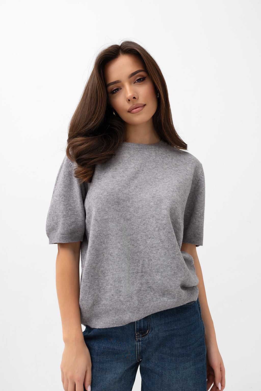 Elegancka bluzka sweterkowa z półokrągłym dekoltem i krótkim rękawem w odcieniu szarym | Bastet | Spironik.pl
