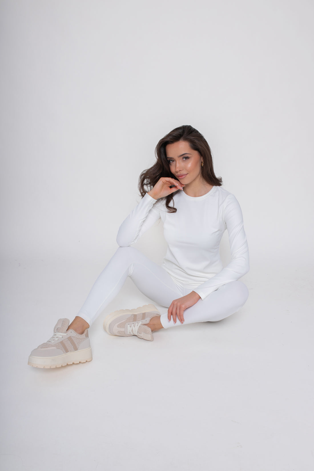 Dámská halenka s dlouhým rukávem v barvě Ecru, vyrobená z elastické pleteniny s jemným proužkem | Bastet | Spironik.pl