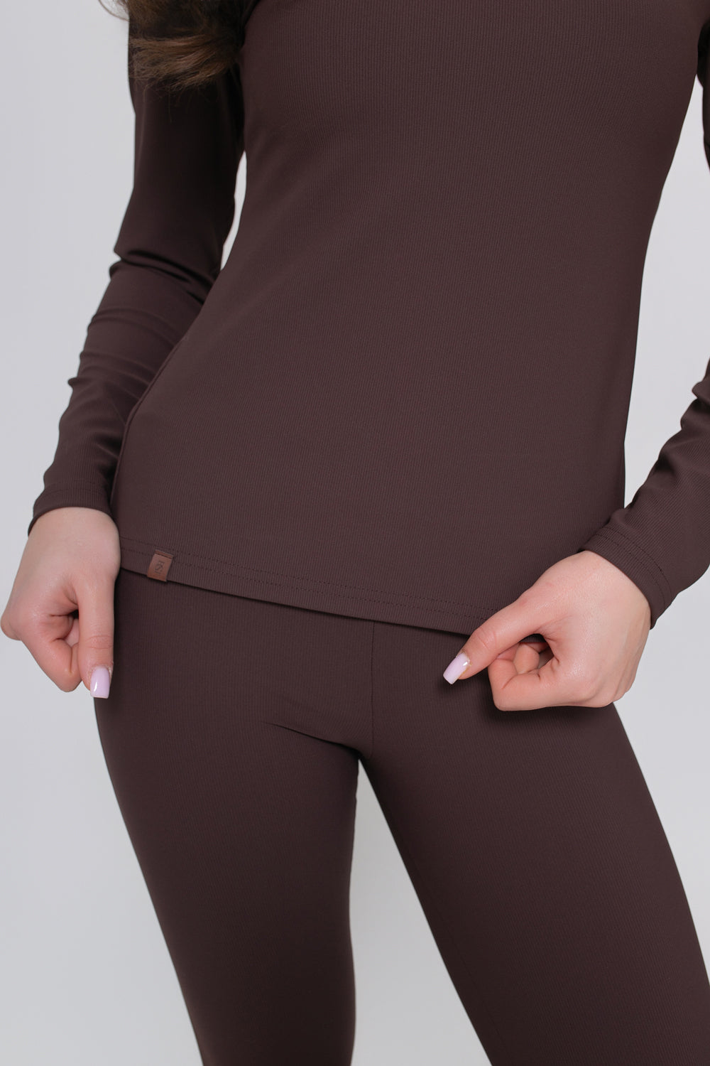 Czekoladowe legginsy damskie z wysokim stanem, modelujące sylwetkę i zapewniające komfort noszenia | Bastet | Spironik.pl