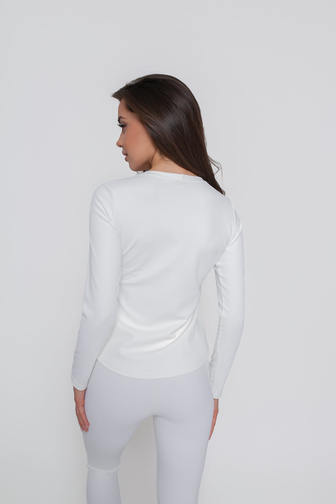 Halenka s dlouhým rukávem v barvě Ecru, zvýrazňující postavu, výborná ke kombinacím s legínami | Bastet | Spironik.pl
