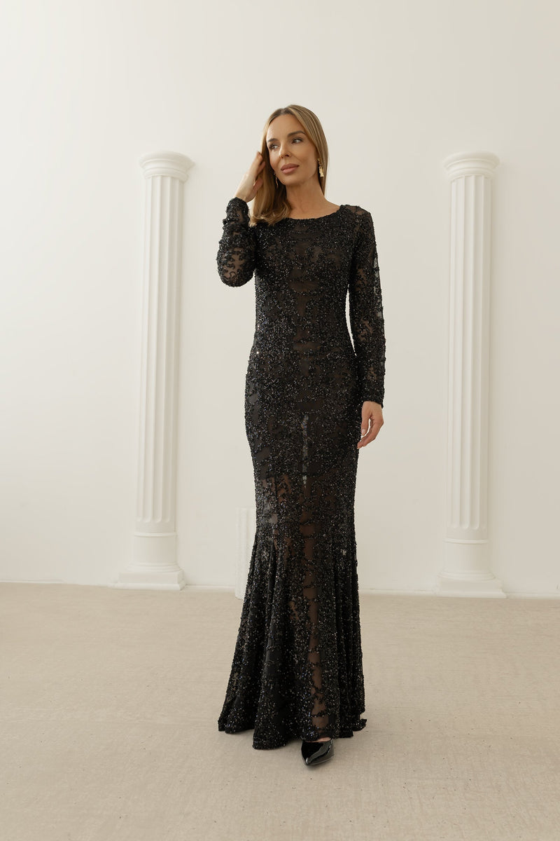 Długa czarna sukienka cekinowa z kolekcji Bastet, idealna na wyjątkowe okazje i wieczorne wyjścia | Spironik.pl