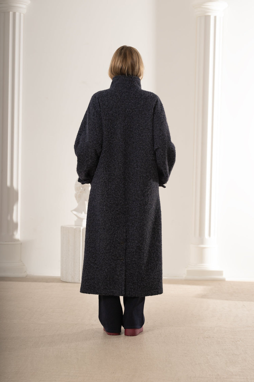 Długi płaszcz damski z podszewką, zapewniający komfort i styl w chłodniejsze dni | Bastet | Spironik.pl