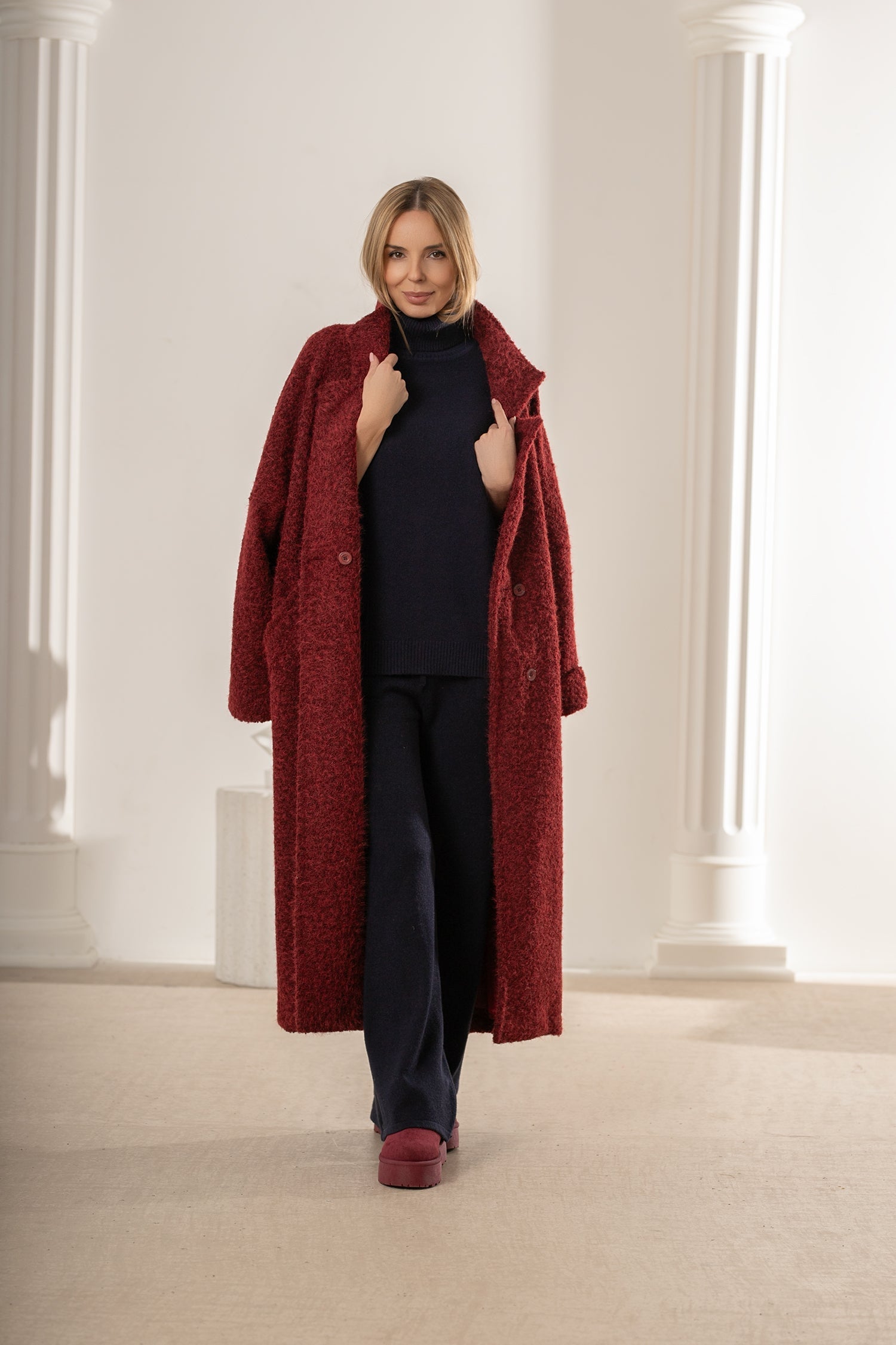 Płaszcz w kolorze bordowym z rękawami kimono, dodający lekkości każdej stylizacji | Bastet | Spironik.pl