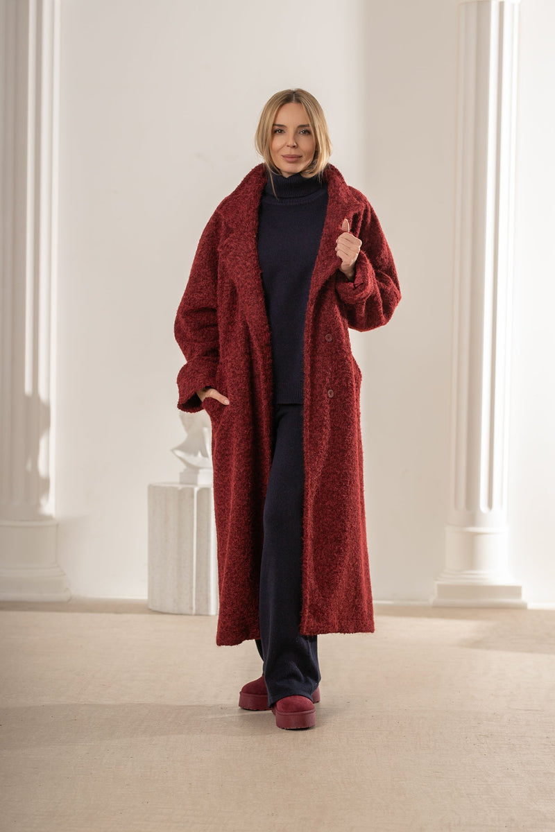 Długi elegancki płaszcz z rozporkiem, łączący styl z wygodą noszenia | Bastet | Spironik.pl