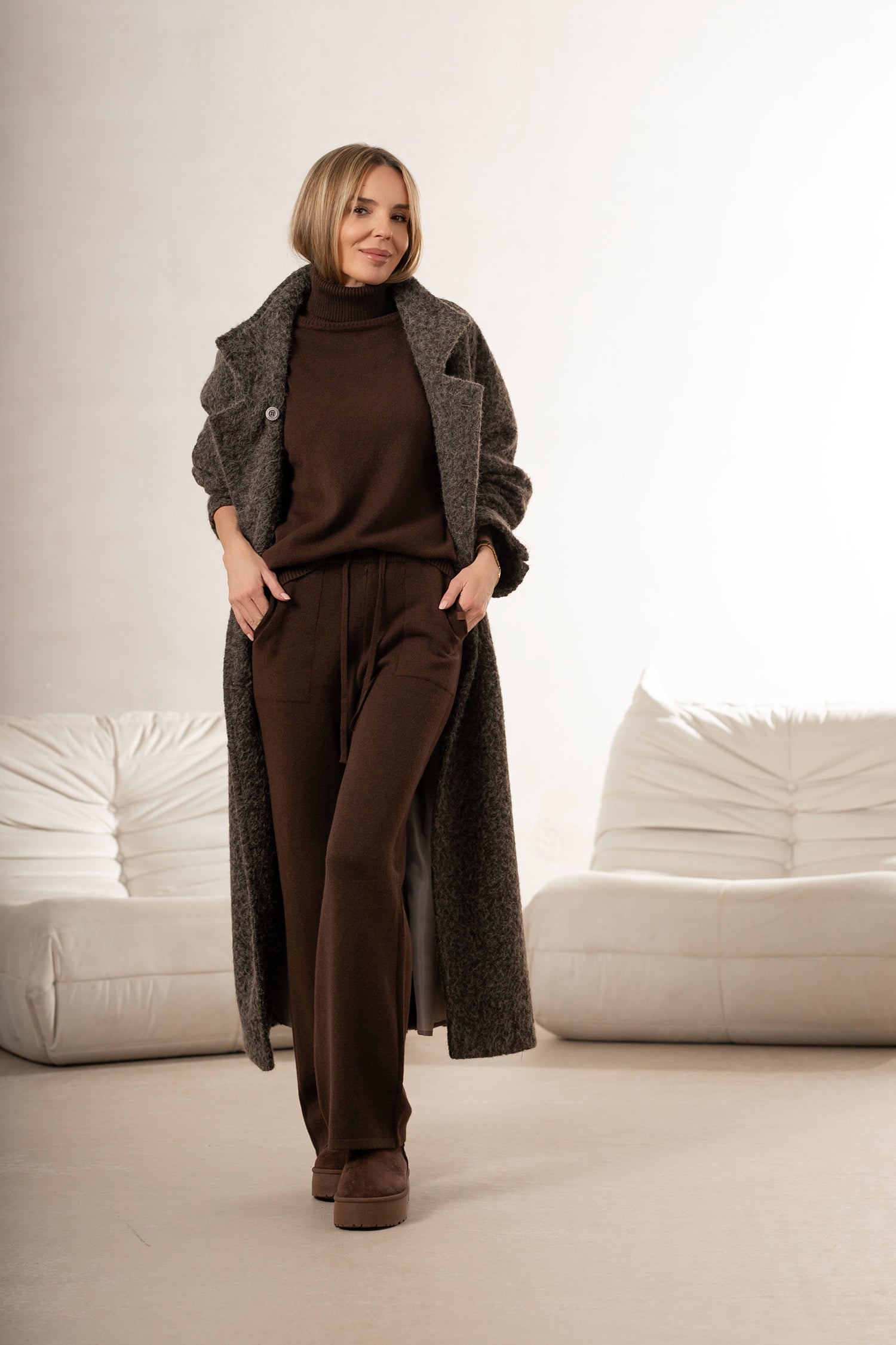 Elegancki płaszcz damski z rozporkiem, zapewniający swobodę ruchów i estetyczne wykończenie | Bastet | Spironik.pl