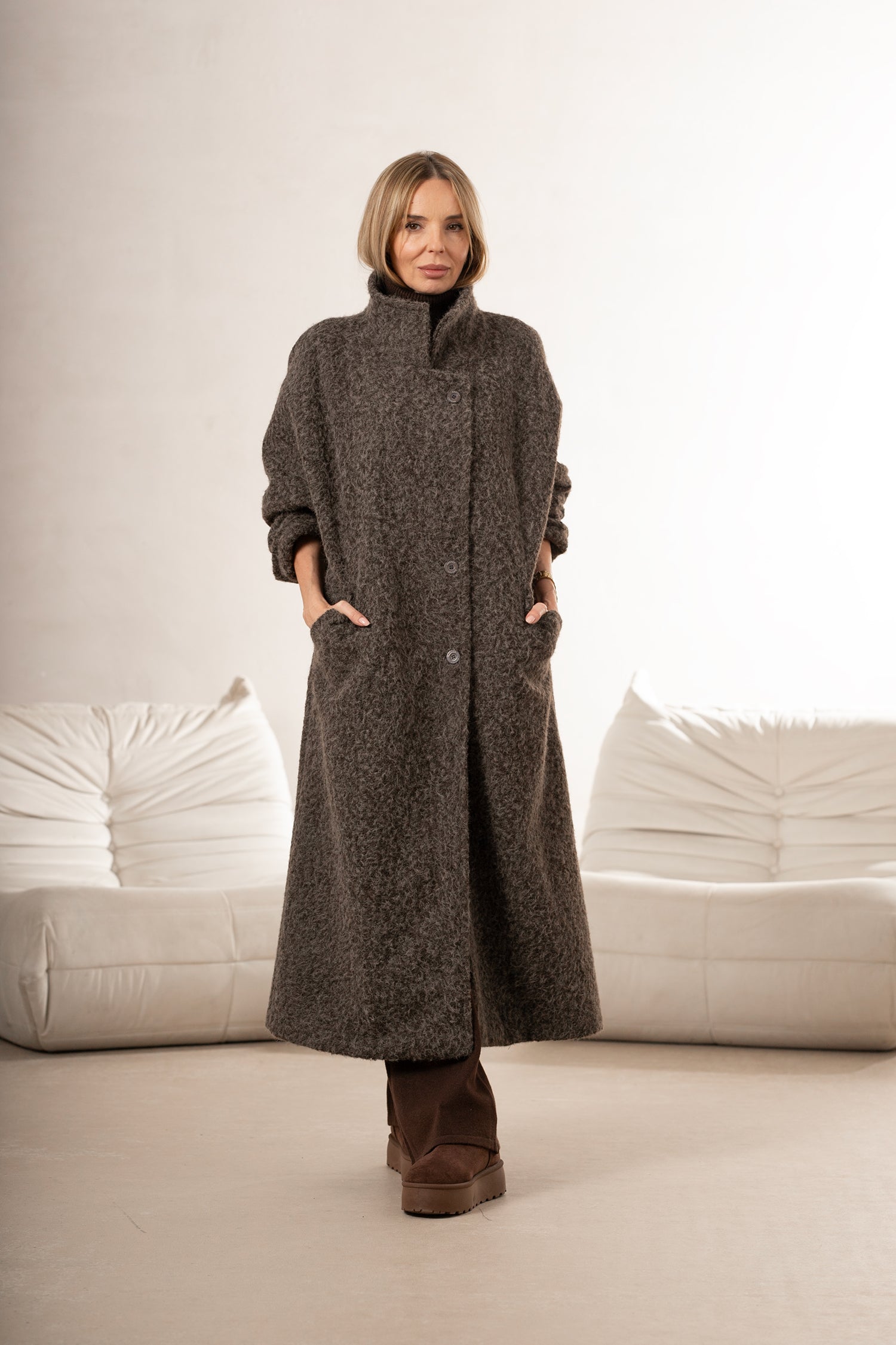 Długi płaszcz w kolorze grafitowym, łączący wyrafinowaną formę z komfortem | Bastet | Spironik.pl