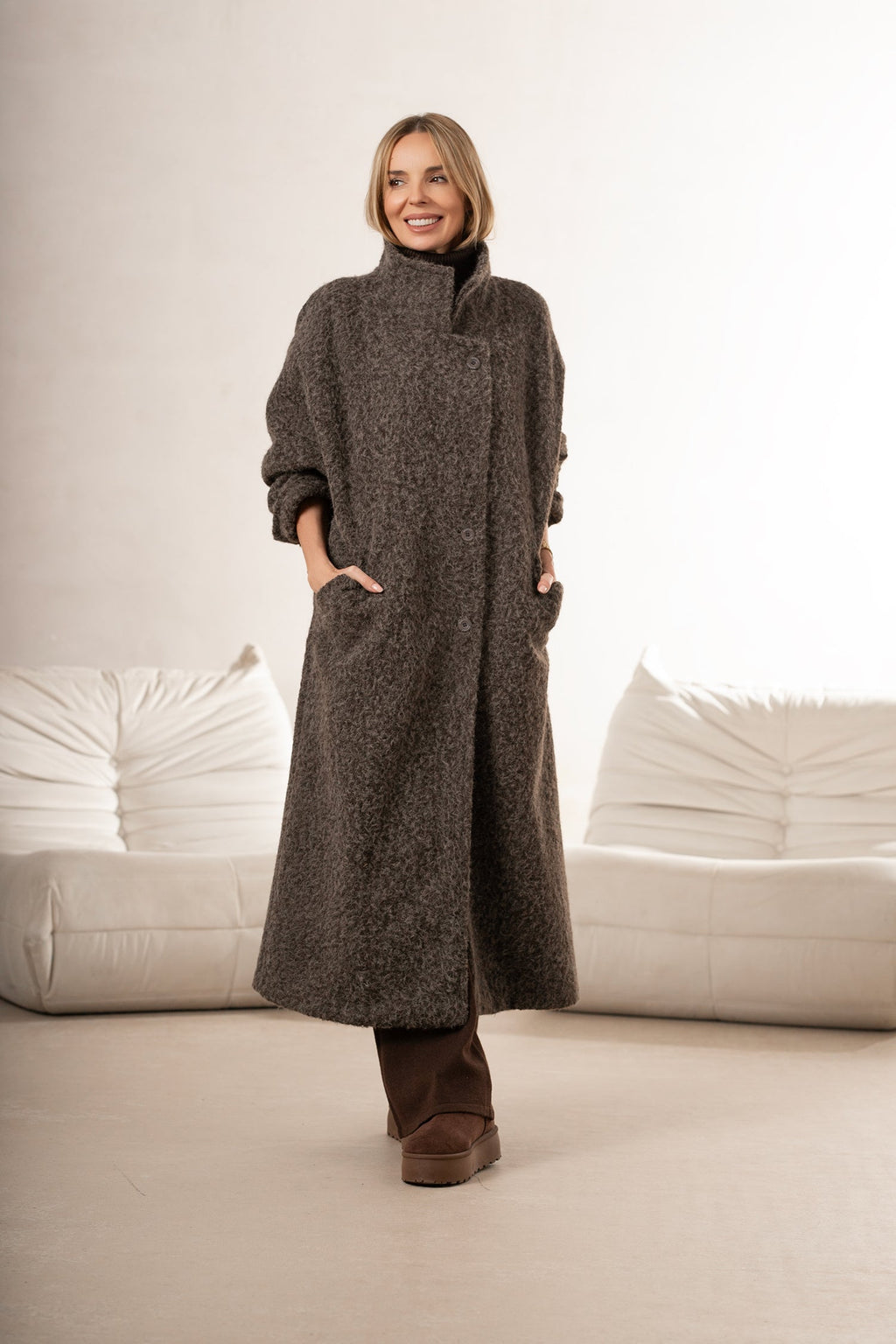 Płaszcz z szerszym odszyciem u dołu rękawa, umożliwiającym indywidualne dopasowanie | Bastet | Spironik.pl