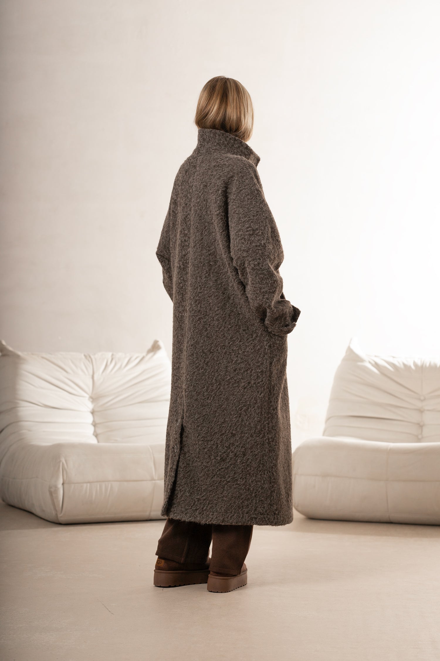 Długi brązowy płaszcz damski o eleganckim kroju z kolekcji Bastet by Agnieszka Włodarczyk | Spironik.pl