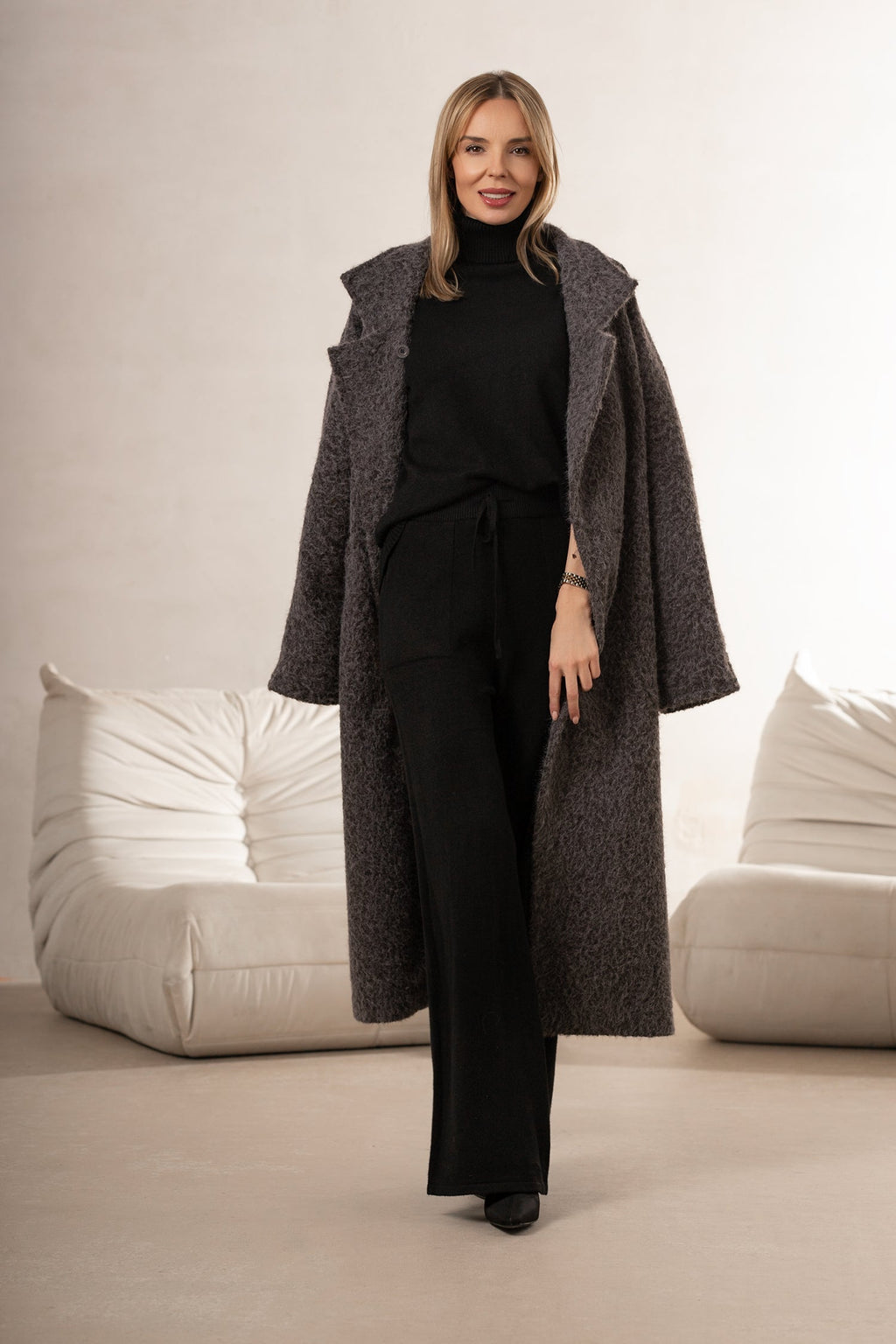 Grafitowy płaszcz z prostym krojem, łączący elegancję z codziennym stylem | Bastet | Spironik.pl