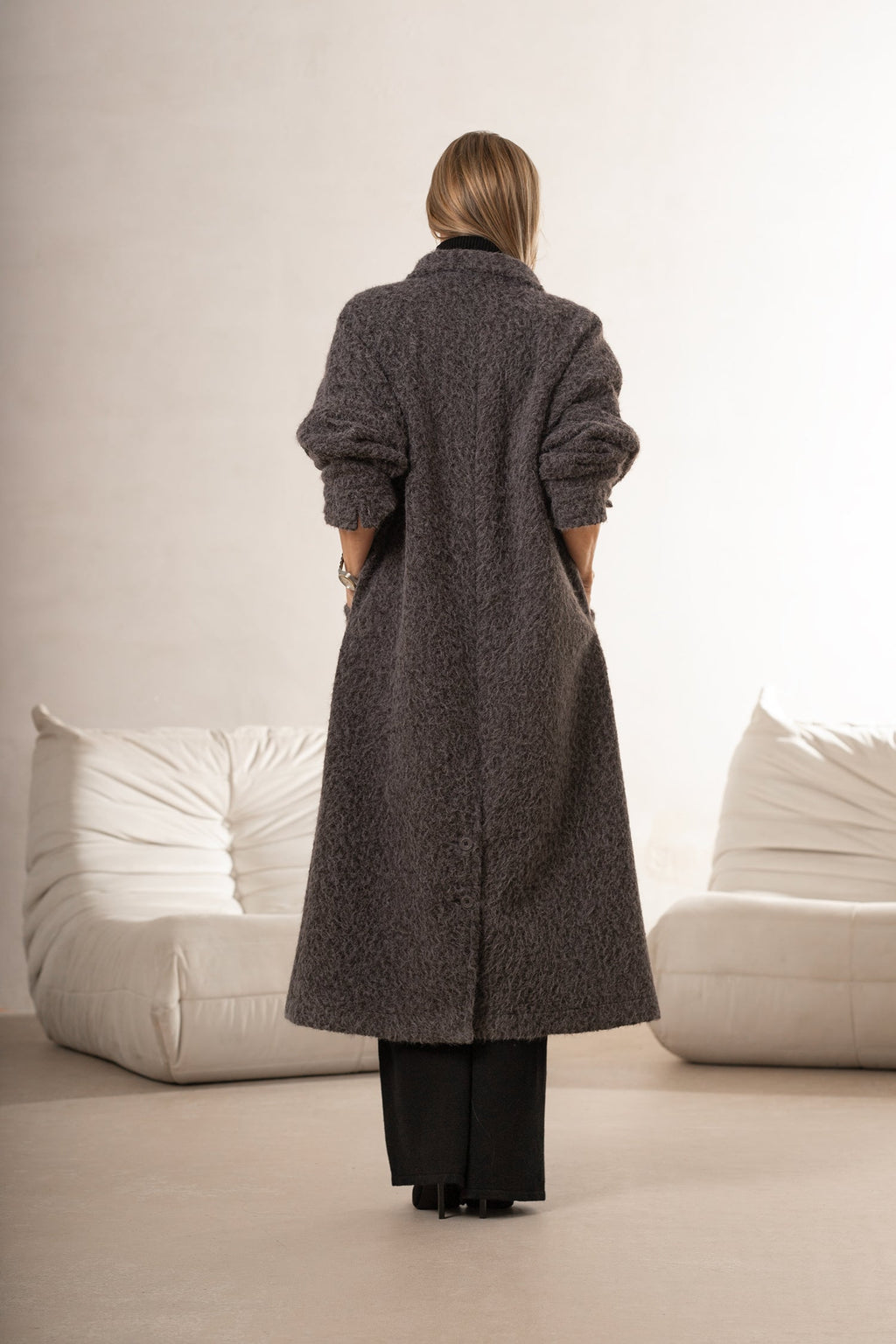 Grafitowy płaszcz z funkcjonalnymi kieszeniami, wpisującymi się w linię przodu | Bastet | Spironik.pl