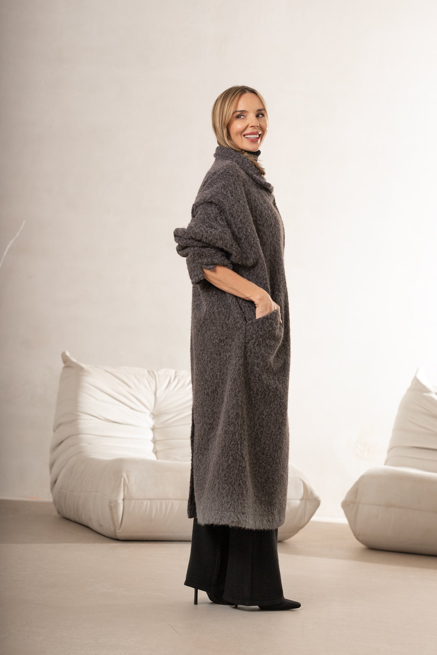 Długi elegancki płaszcz damski w kolorze grafitowym z kolekcji Bastet by Agnieszka Włodarczyk | Spironik.pl