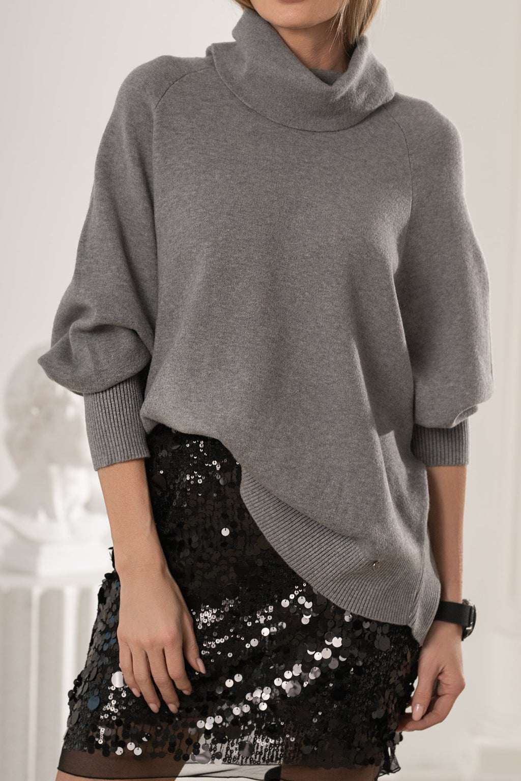 Gładki golf sweterkowy w kolorze szarym z kolekcji Bastet by Agnieszka Włodarczyk, idealny na chłodniejsze dni | Spironik.pl