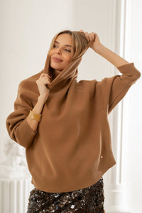 Schlichter Rollkragenpullover - Bastet von Agnieszka Włodarczyk. Karamellfarbe