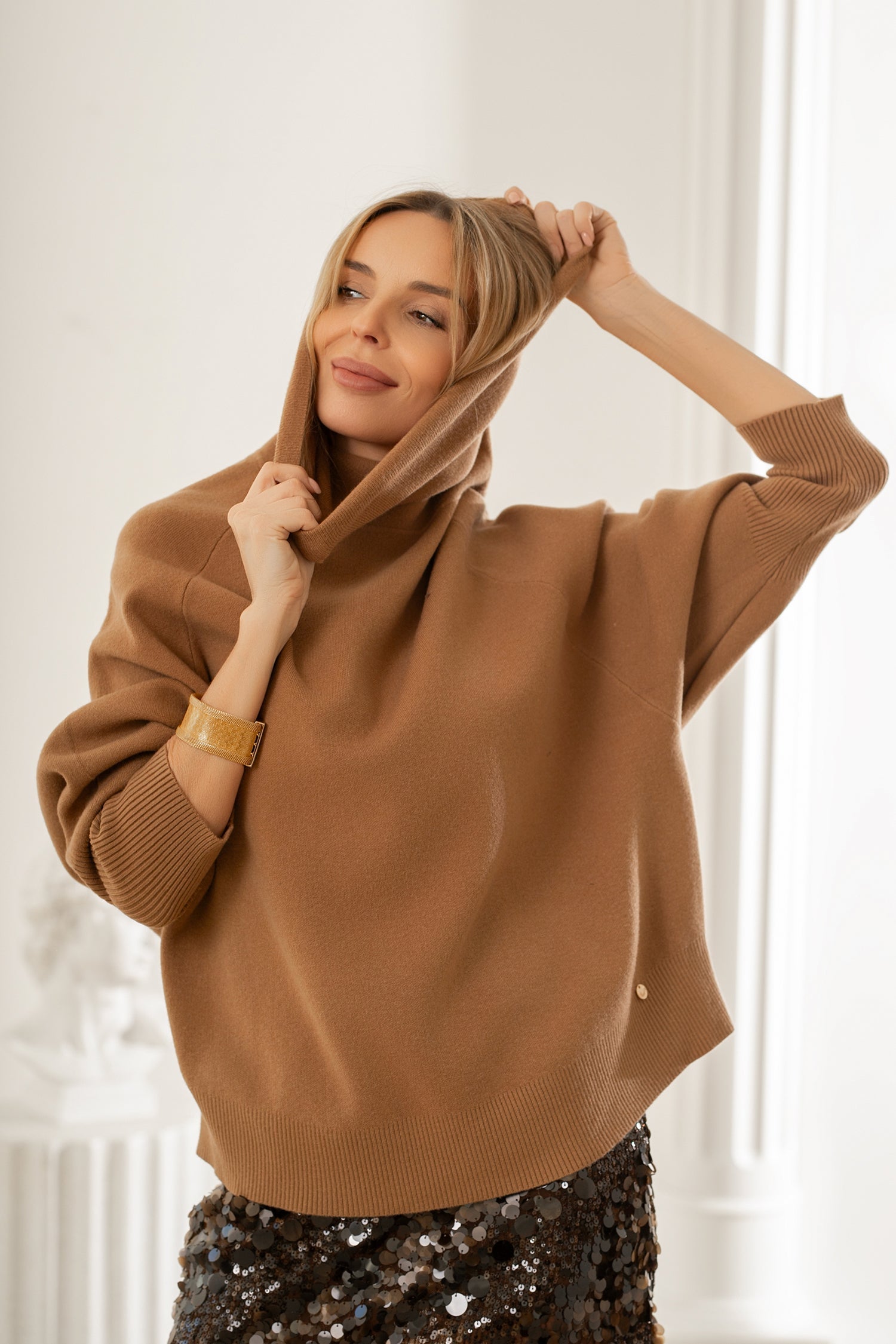 Gładki golf sweterkowy w kolorze karmelowym z kolekcji Bastet by Agnieszka Włodarczyk | Spironik.pl