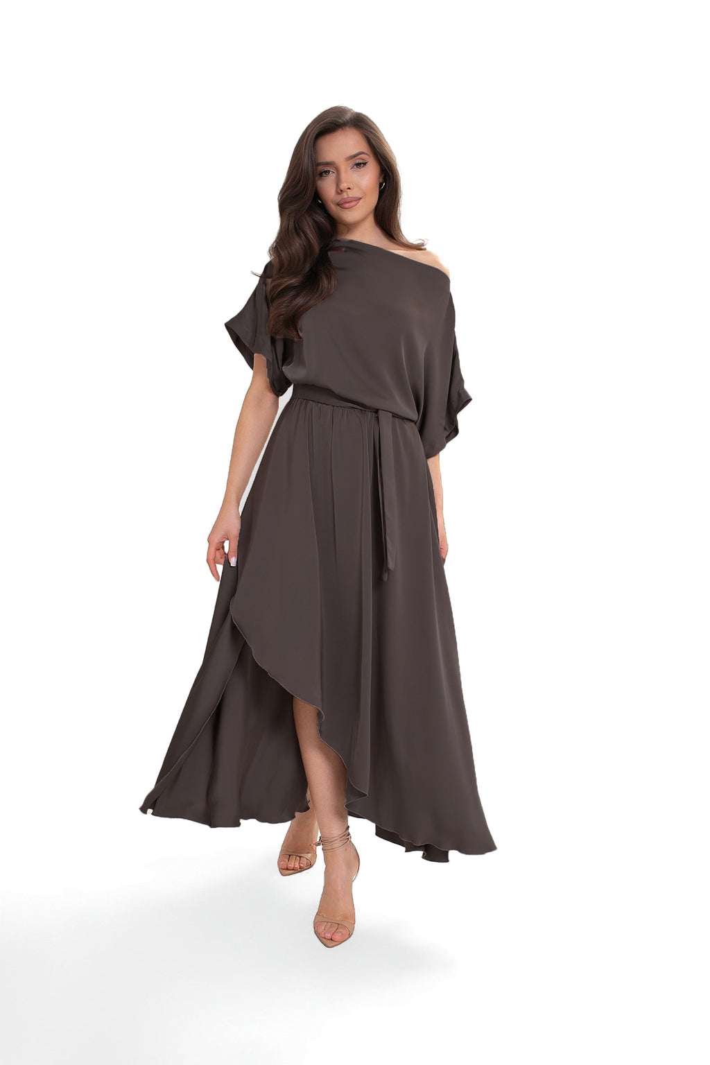 Sukienka damska z luźnymi rękawami typu kimono i subtelnym połyskiem tkaniny w kolorze brązowym | Bastet | Spironik.pl