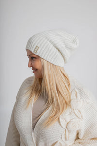 LUMI Czapka damska beanie z logo. Kolor Ecru