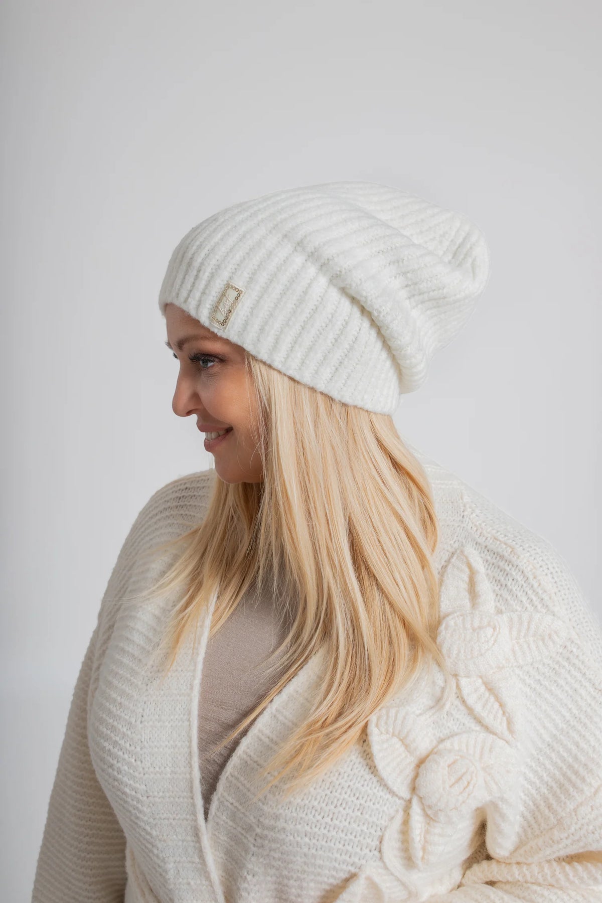 LUMI Czapka damska beanie z logo. Kolor Ecru