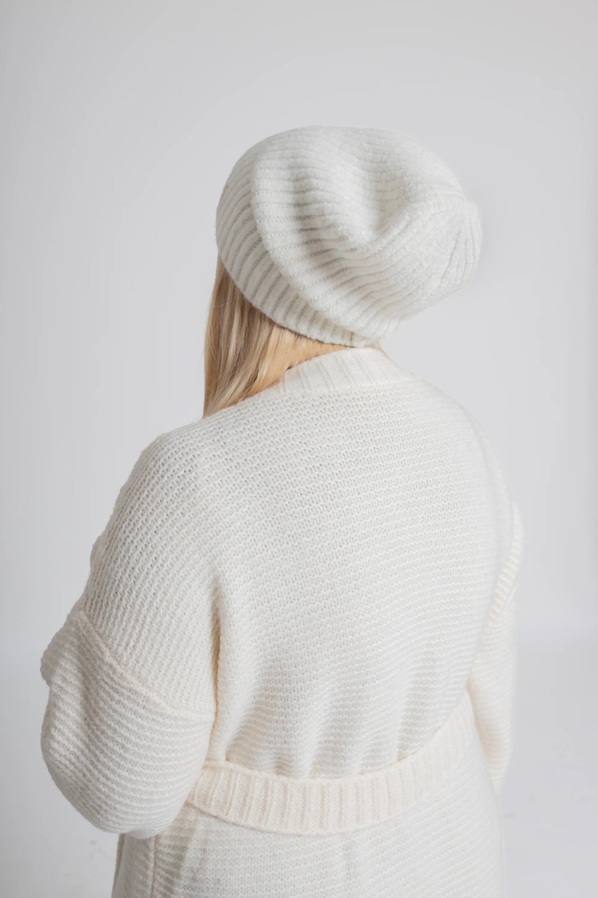LUMI Czapka damska beanie z logo. Kolor Ecru