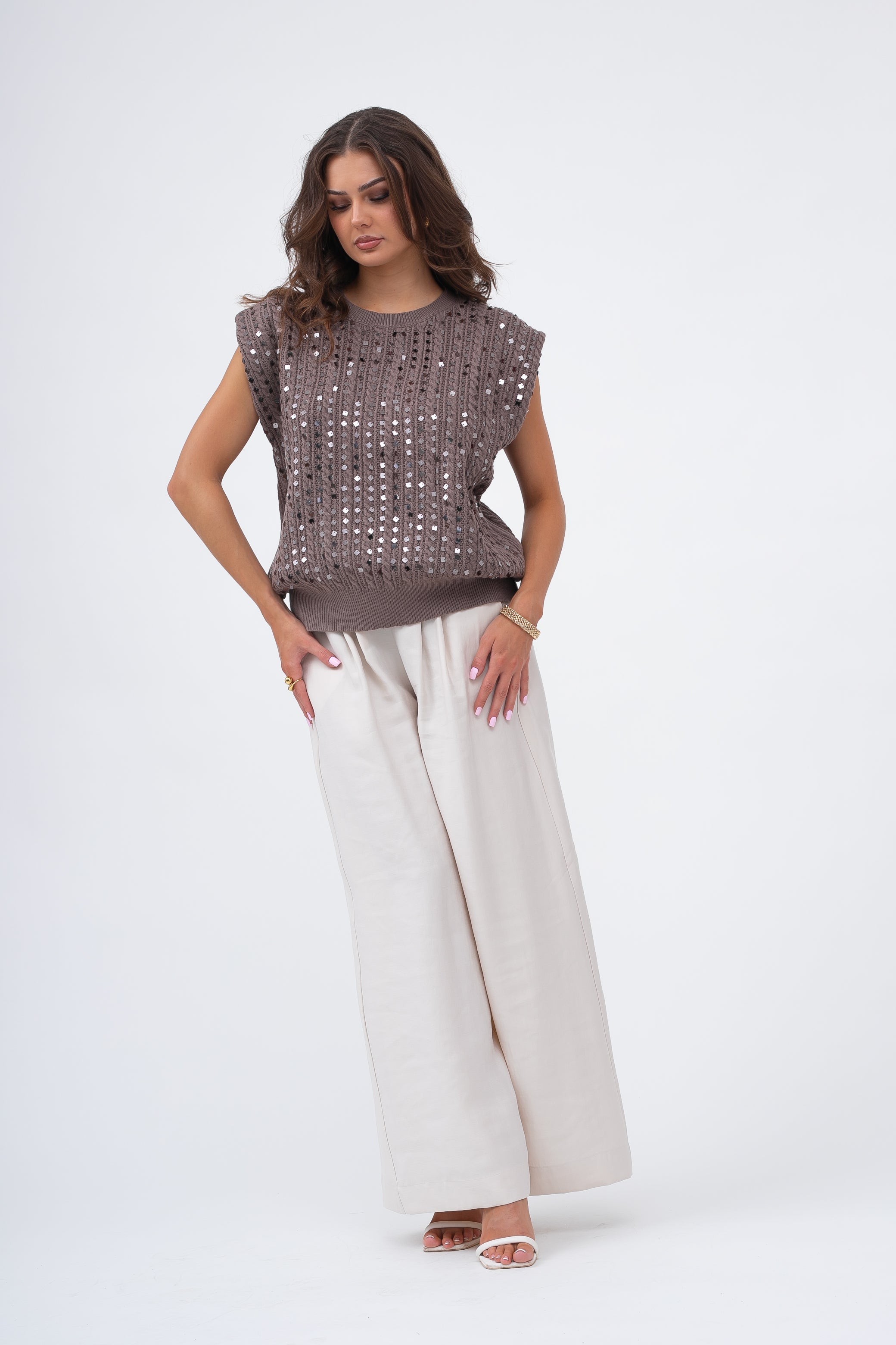 Dekolt półokrągły, wykończony elastycznym ściągaczem dla idealnego dopasowania | Bastet | Spironik.pl