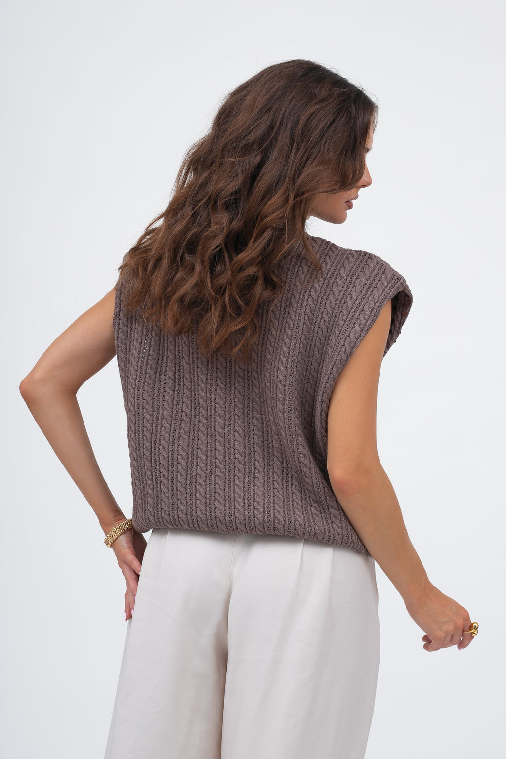 Elegancki top z cekinami, wykonany z lejącej dzianiny w kolorze fango, z szlachetnym wzorem warkoczyków | Bastet | Spironik.pl