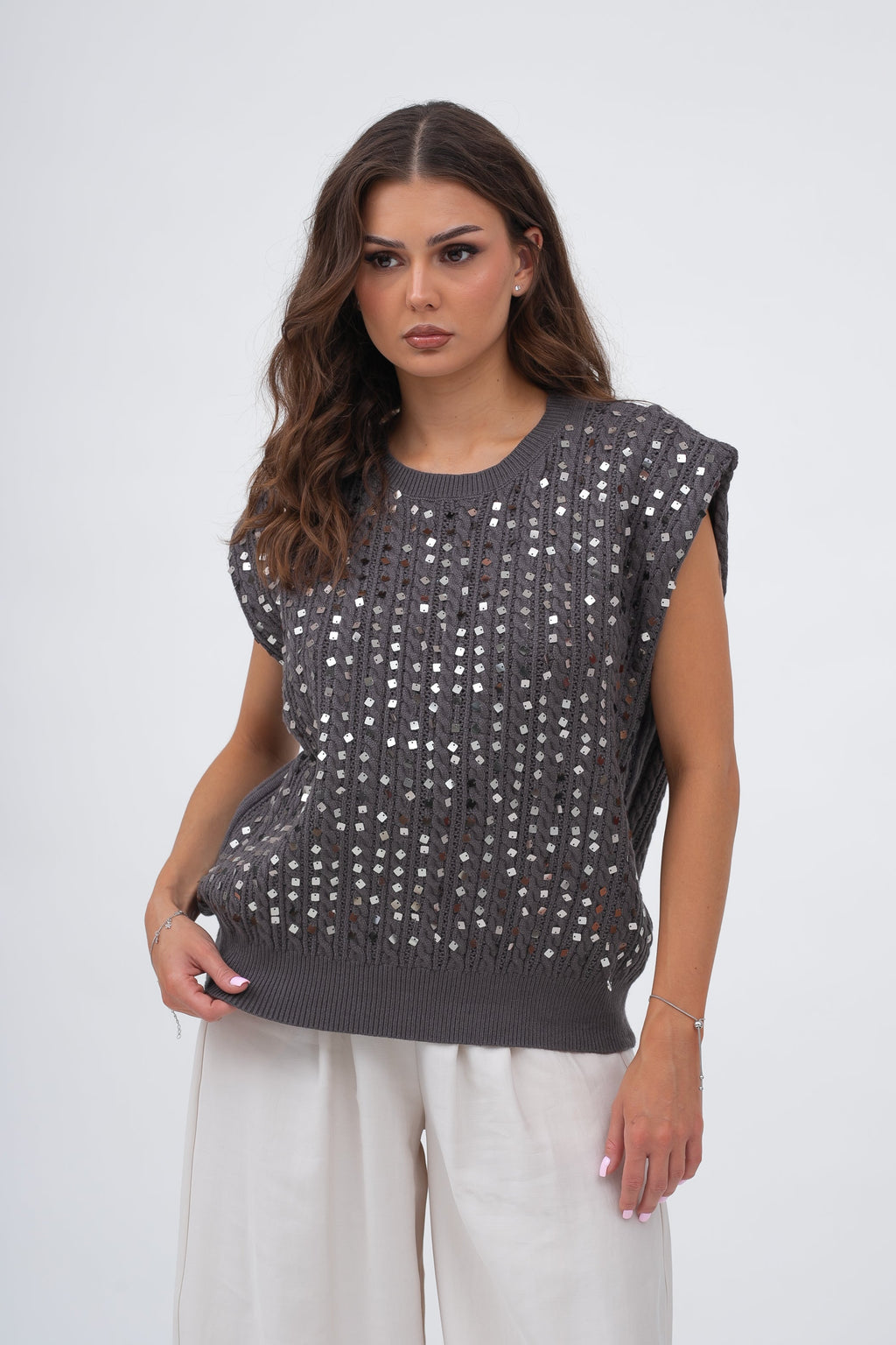 Prosty top z warkoczowym wzorem i cekinami, zapewniający komfort i styl w kolorze stalowym | Bastet | Spironik.pl