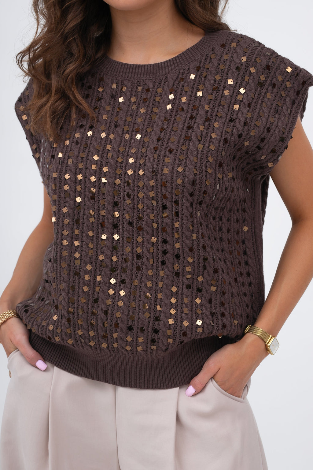 Prosty, dopasowujący się top z cekinami i wzorem warkoczowym, w kolorze mlecznej czekolady | Bastet | Spironik.pl