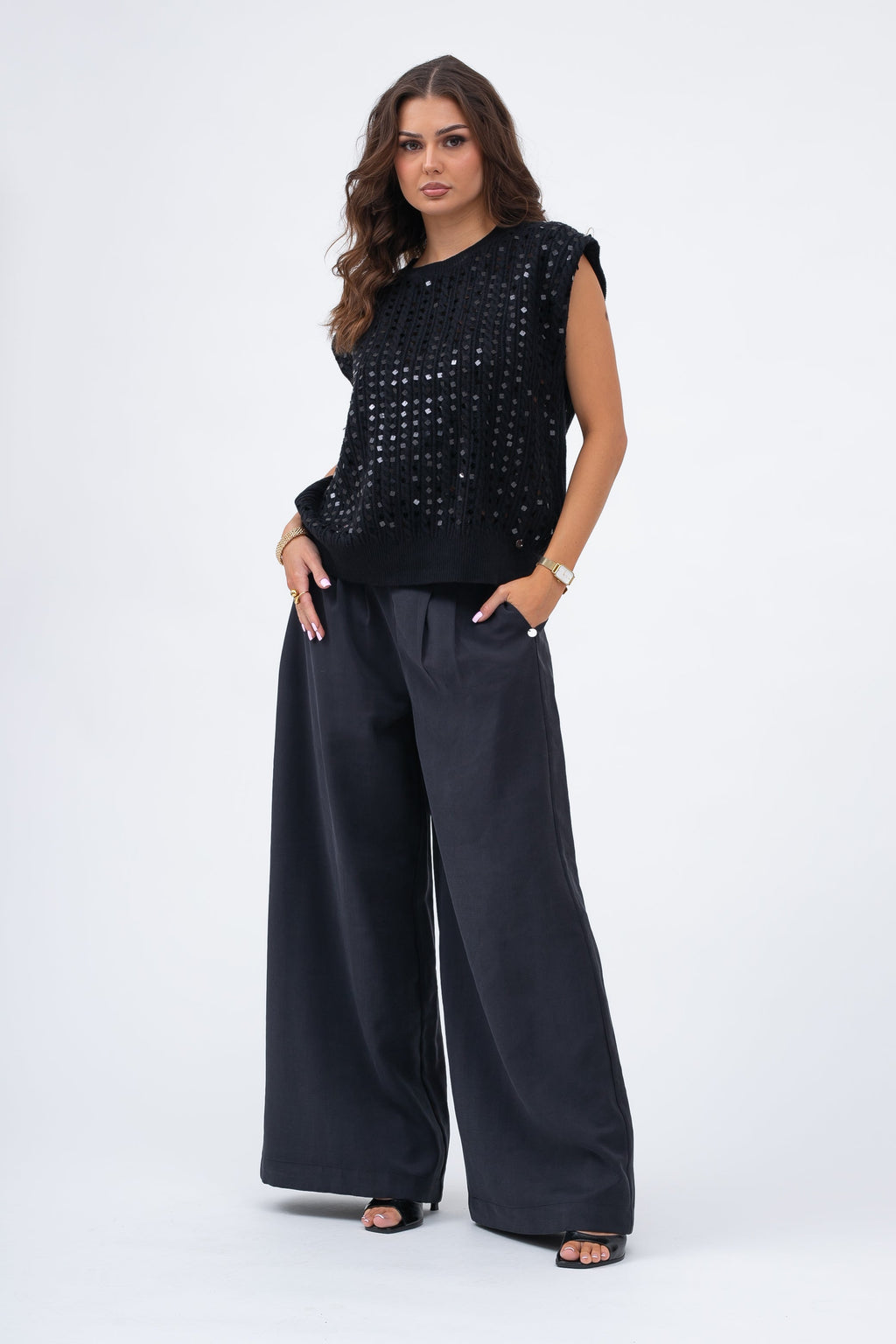 Elegancki czarny top z warkoczowym wzorem i połyskującymi cekinami na przodzie | Bastet | Spironik.pl