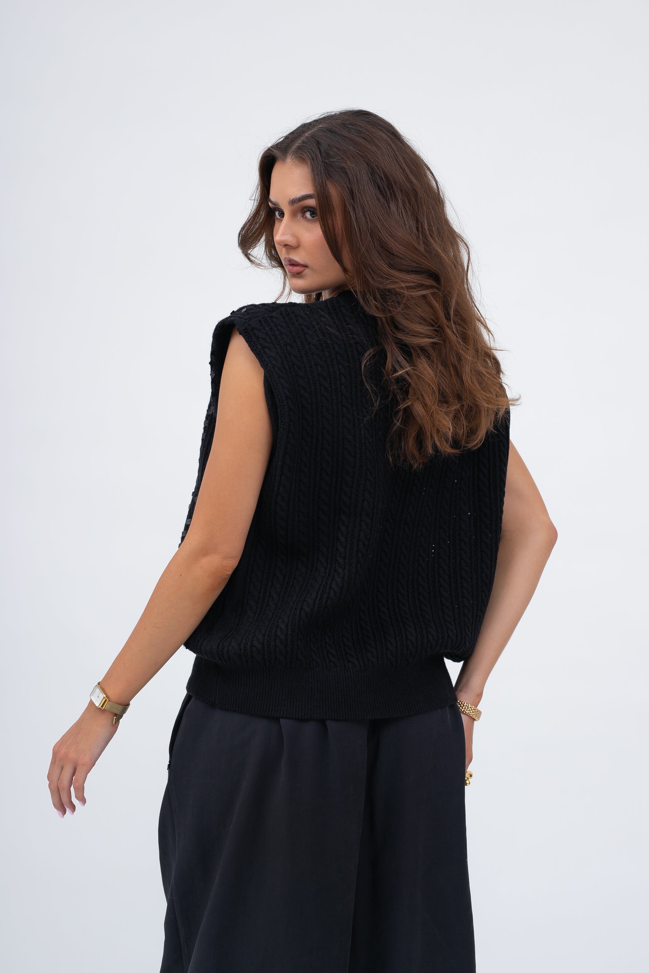 Luksusowy top z cekinami w czarnym kolorze, wykonany z lejącej dzianiny | Bastet | Spironik.pl