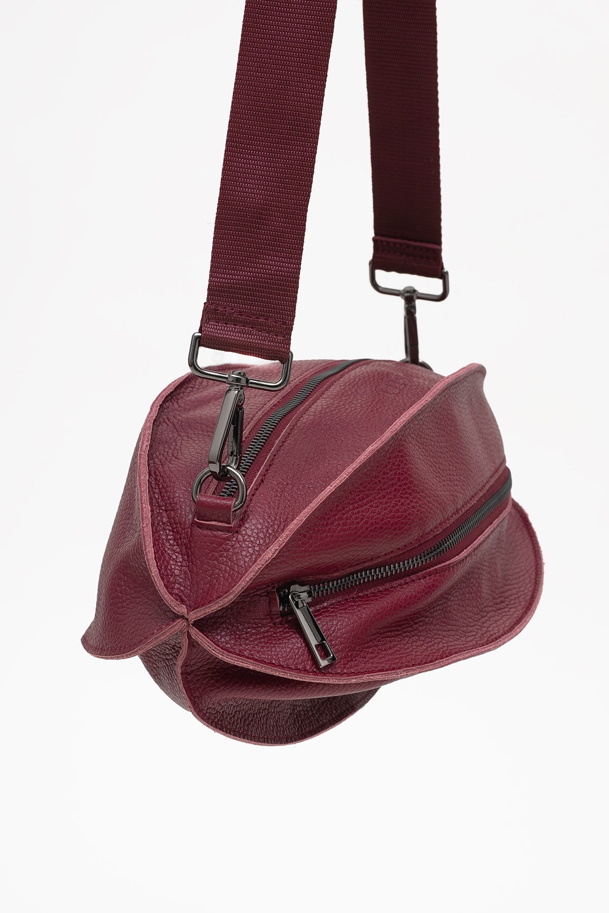 Wnętrze torebki wykończone estetyczną podszewką z tkaniny, zapewnia funkcjonalność | Bastet | Spironik.pl