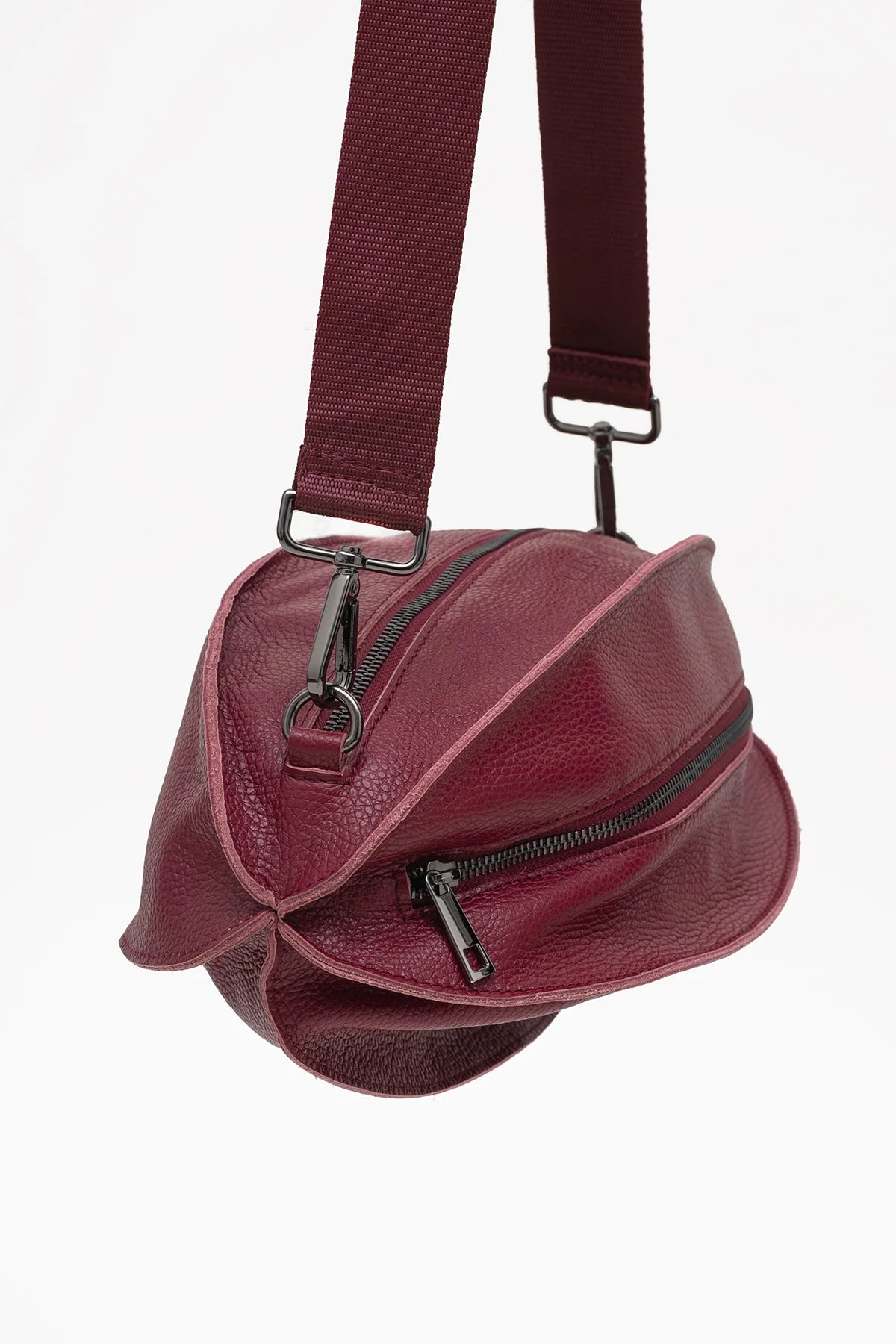Elegancka nerka skórzana w kolorze burgundowym z dwiema komorami i metalowymi zamkami w grafitowym odcieniu | Bastet | Spironik.pl