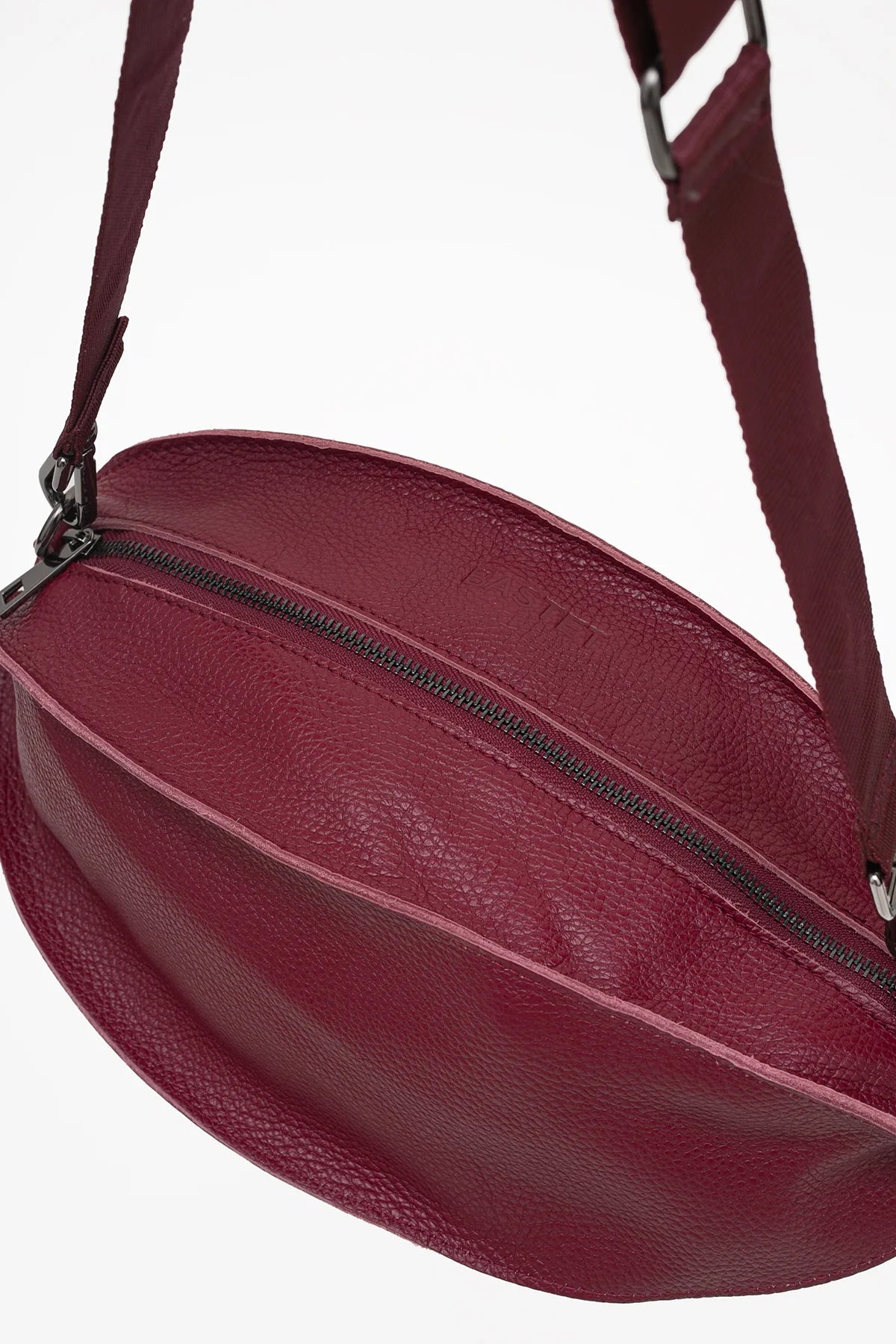 Skórzana torebka nerka Bastet z regulowanym paskiem z taśmy kaletniczej i praktyczną dodatkową kieszenią | Spironik.pl