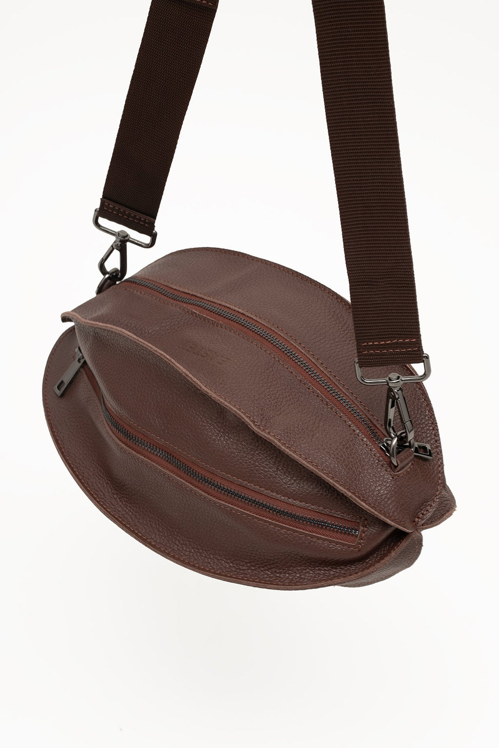 Regulowany pasek torebki umożliwia noszenie jej zarówno jako nerki, jak i przez ramię | Bastet | Spironik.pl