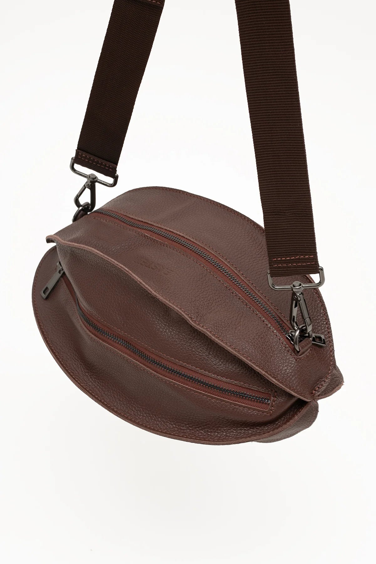 Elegancka torebka nerka z naturalnej skóry o unikalnym kształcie inspirowanym piłką do rugby | Bastet | Spironik.pl