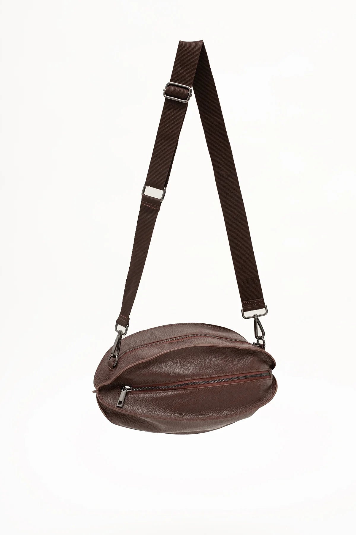 Skórzana nerka z kolekcji Bastet by Agnieszka Włodarczyk z dwiema komorami zapinanymi na metalowe zamki | Spironik.pl