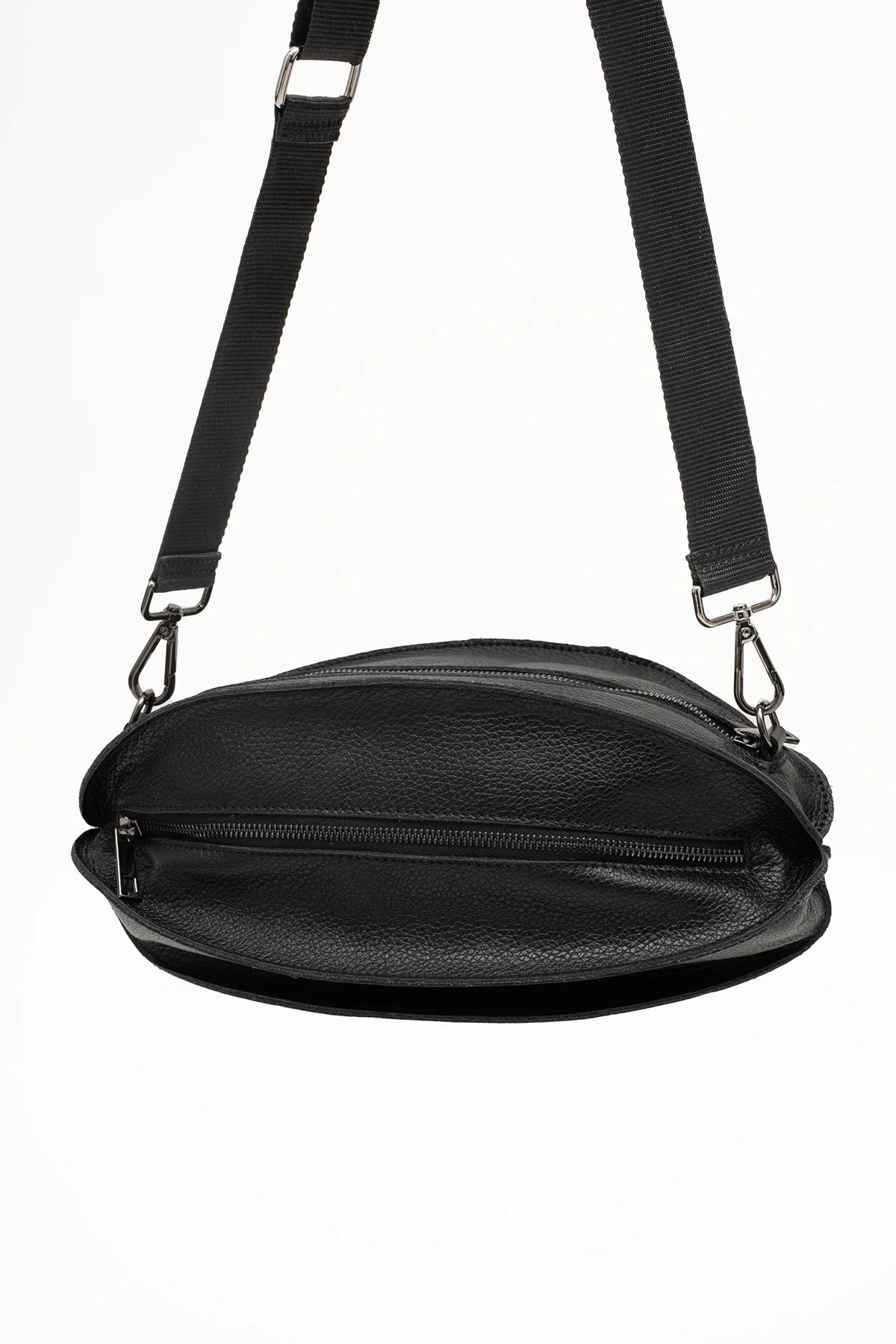 Elegancka czarna nerka skórzana z dwiema komorami zapinanymi na grafitowe zamki i regulowanym paskiem | Bastet | Spironik.pl